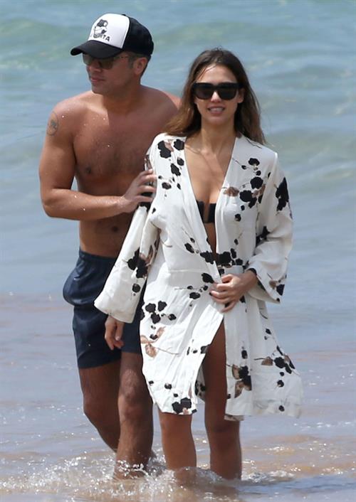 Jessica Alba with her husband at the beach