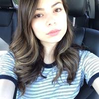 Miranda Cosgrove taking a selfie