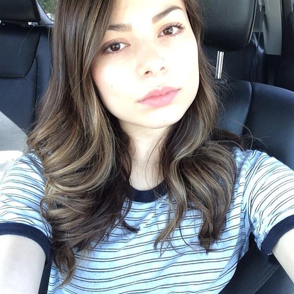 Miranda Cosgrove taking a selfie