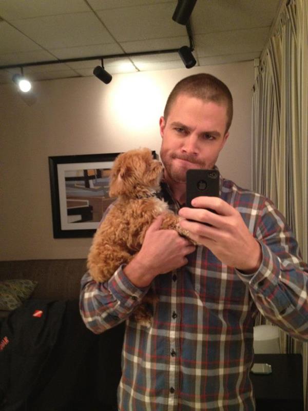 Stephen Amell taking a selfie