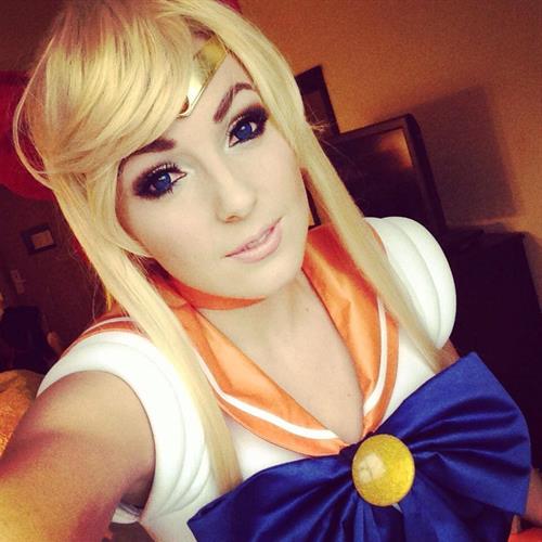 Jessica Nigri taking a selfie