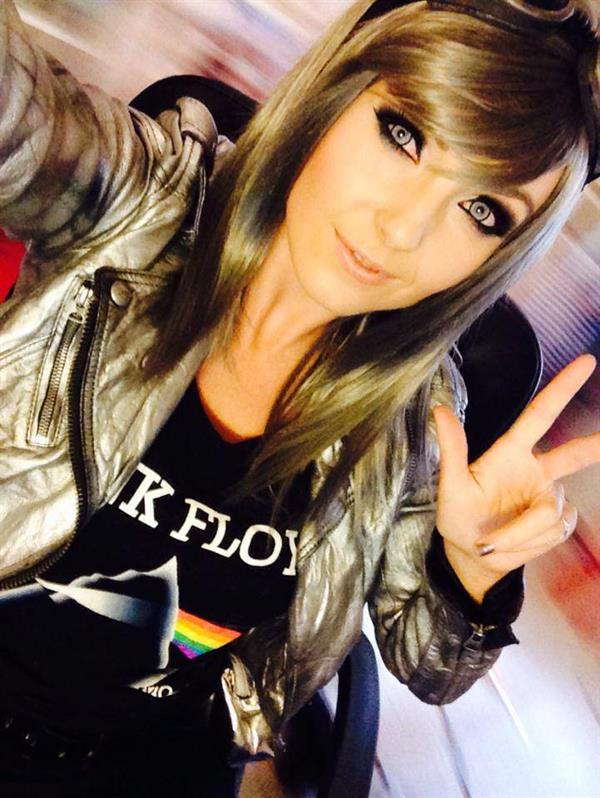 Jessica Nigri taking a selfie