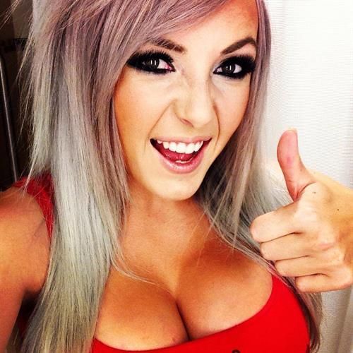 Jessica Nigri taking a selfie