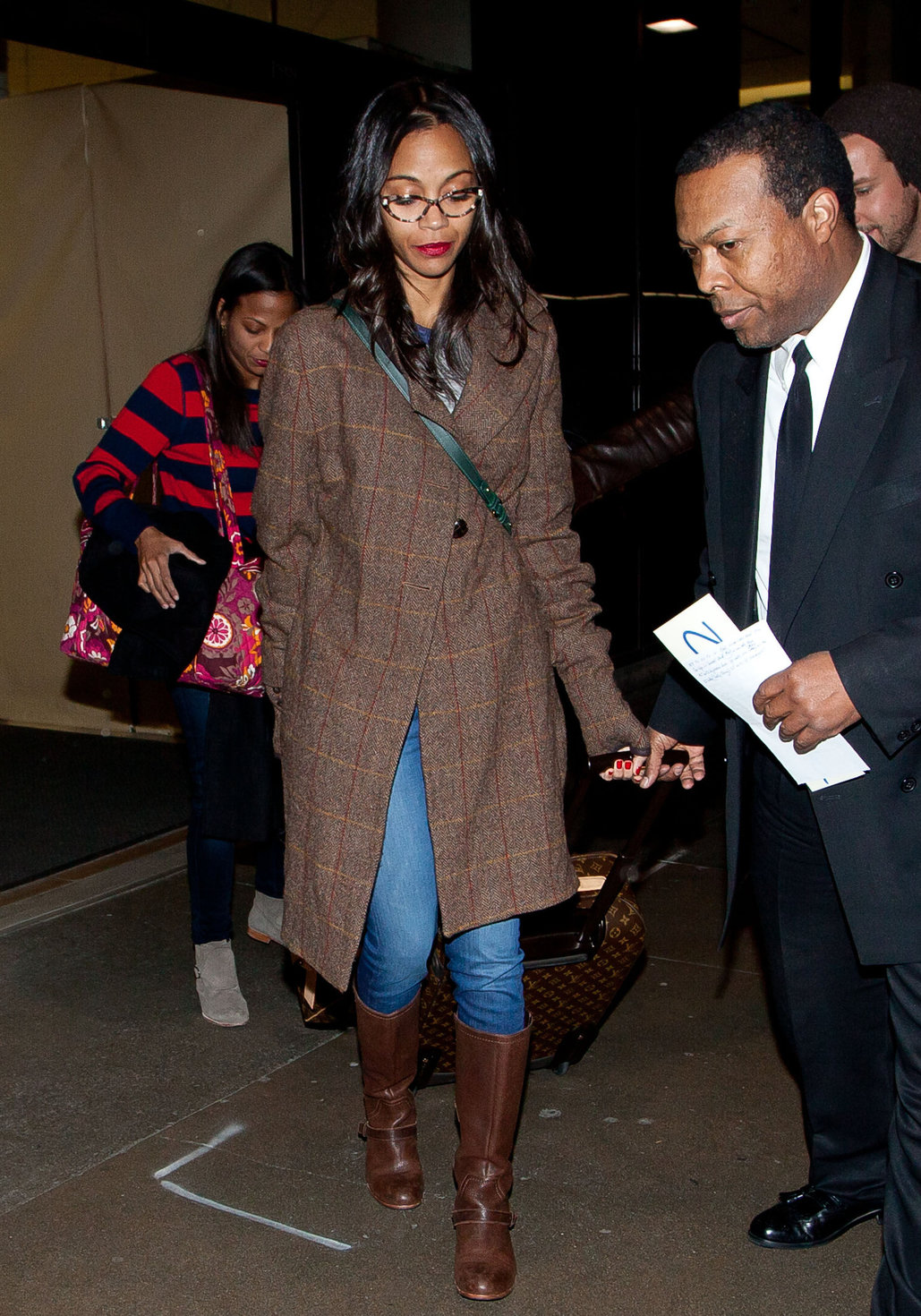 Zoe Saldana arrives at Los Angeles International Airport (05.02.2013) 