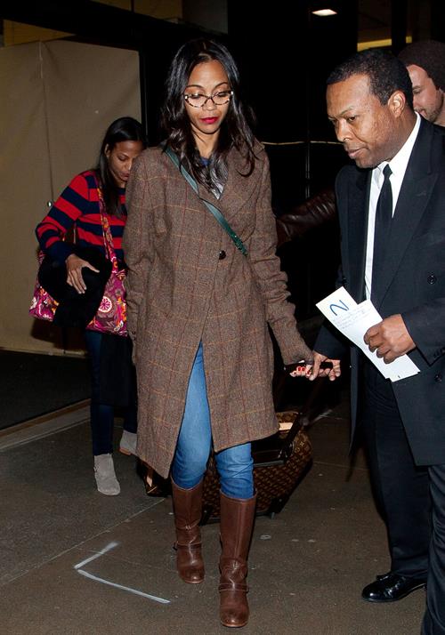 Zoe Saldana Pictures Zoe Saldana arrives at Los Angeles International Airport (05.02.2013)