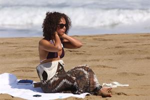 Alicia Keys bikini beach vacation candids in Hawaii on January 24, 2010 