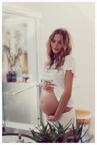 Pregnant Amanda Booth - At home - June 14, 2014  