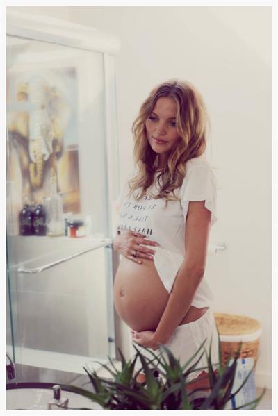 Pregnant Amanda Booth - At home - June 14, 2014  