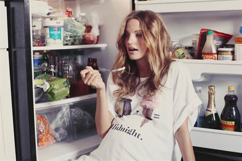 Pregnant Amanda Booth - At home - June 14, 2014  