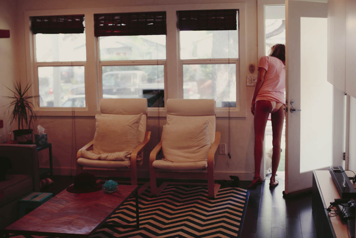 Pregnant Amanda Booth - At home - June 14, 2014  