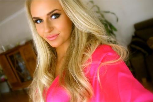 Anna Nyström taking a selfie