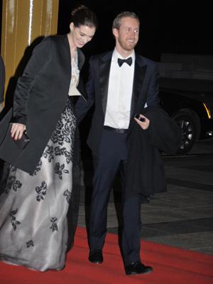 Anne Hathaway enters Kennedy Center for rehearsals on December 3, 2011