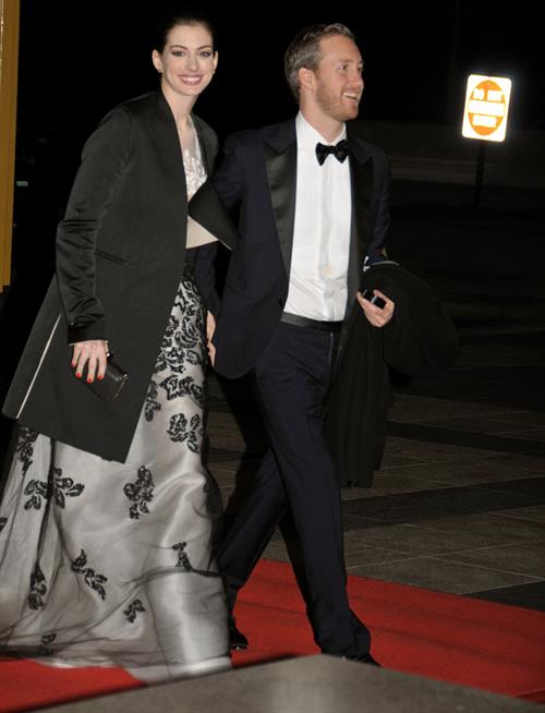 Anne Hathaway enters Kennedy Center for rehearsals on December 3, 2011