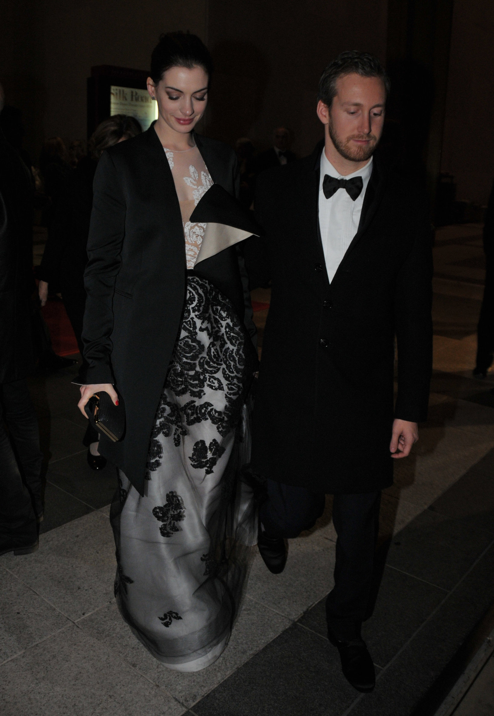 Anne Hathaway enters Kennedy Center for rehearsals on December 3, 2011