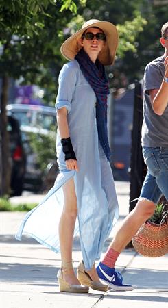 Anne Hathaway heading to a backyard party in New York City on July 4, 2012