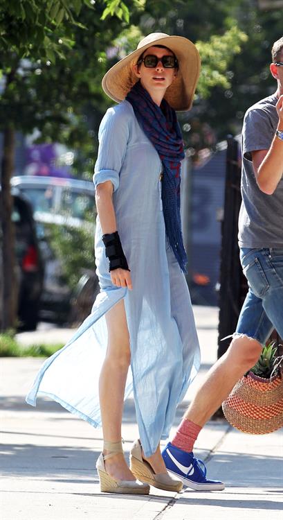 Anne Hathaway heading to a backyard party in New York City on July 4, 2012