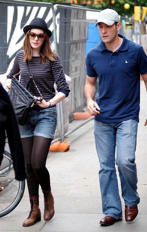 Anne Hathaway Pictures Anne Hathaway spends a day in Covent Garden London