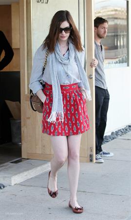 Anne Hathaway shopping in Los Angeles on March 13, 2010