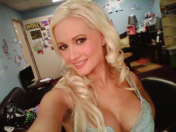 Holly Madison taking a selfie