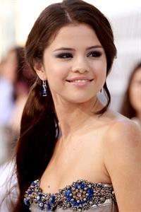 Selena Gomez attends the 2010 MTV Video Music Awards on September 12, 2010