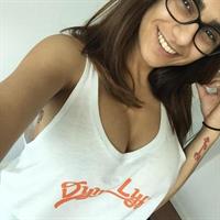 Mia Khalifa taking a selfie