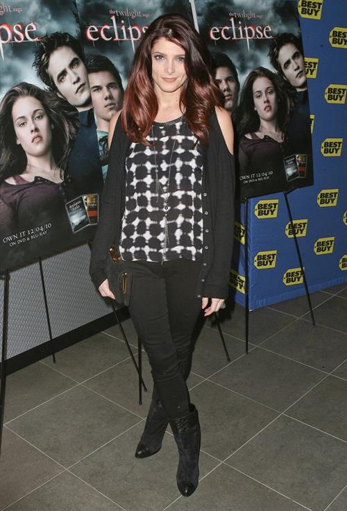 Ashley Greene Twilight Saga Eclipse signing Best Buy in New York on December 17, 2010