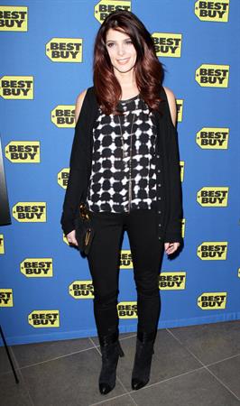 Ashley Greene Twilight Saga Eclipse signing Best Buy in New York on December 17, 2010