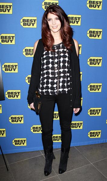 Ashley Greene Twilight Saga Eclipse signing Best Buy in New York on December 17, 2010