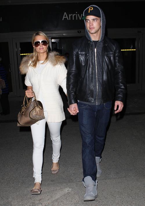 Paris Hilton arrives at Los Angeles International Airport (02.02.2013) 