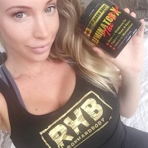 Samantha Saint taking a selfie