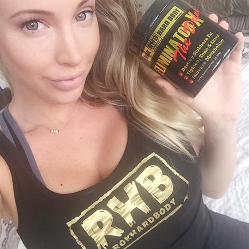 Samantha Saint taking a selfie