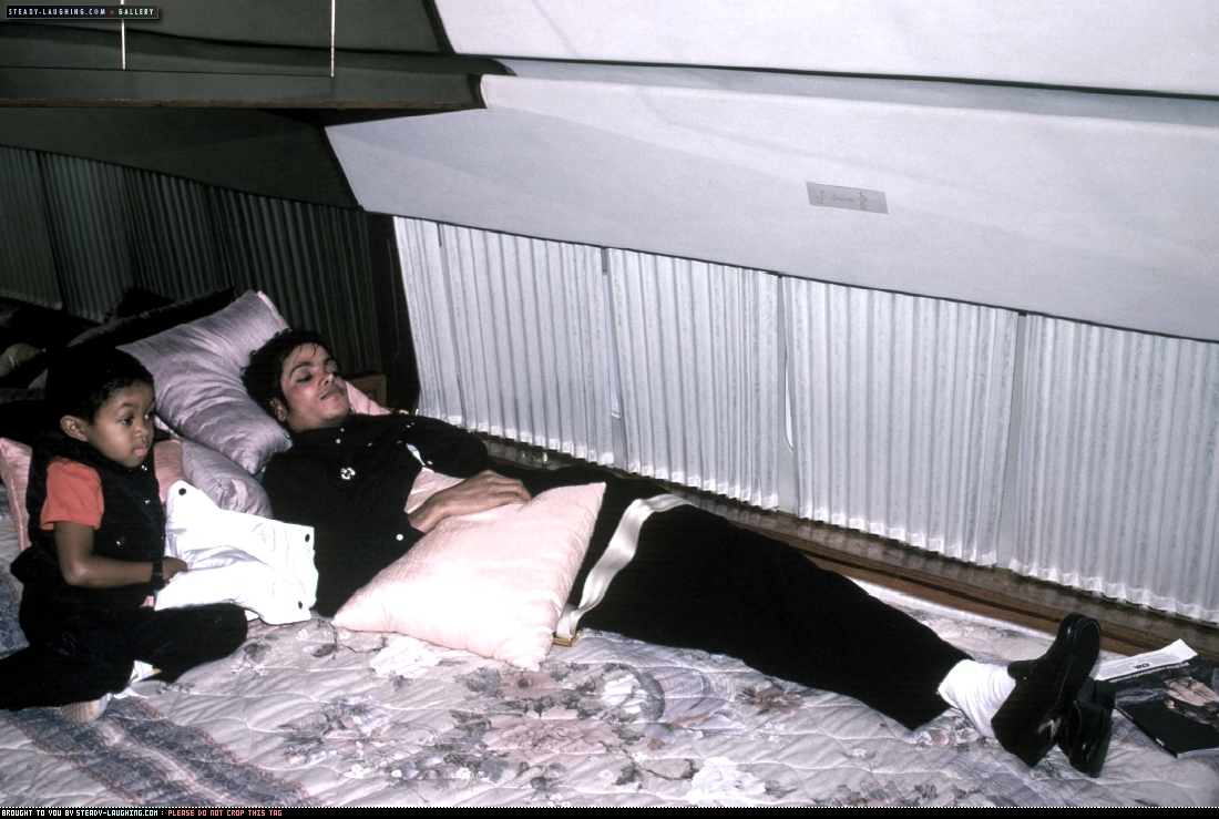 30 июня 2009. Мертвое тело Майкла Джексона.