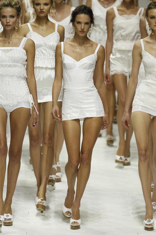 Alessandra Ambrosio Dolce Gabbana 