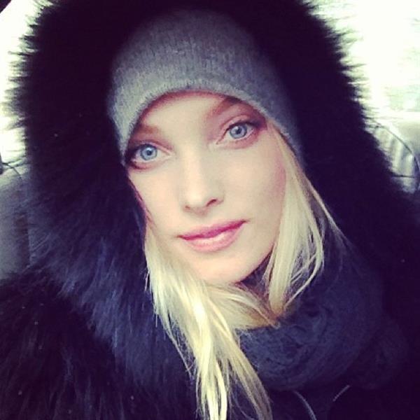 Elsa Hosk taking a selfie