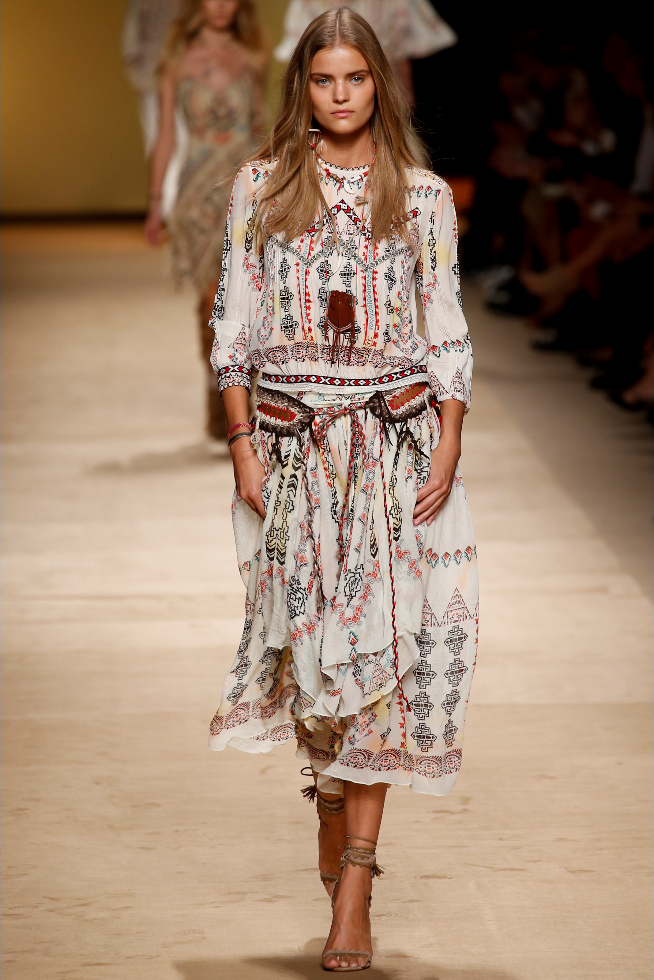 Этнический стиль в одежде. Etro 2022 бохо. Etro хиппи стиль коллекция. Etro Spring-Summer 2015. Коллекция Etro Весна лето 2015.