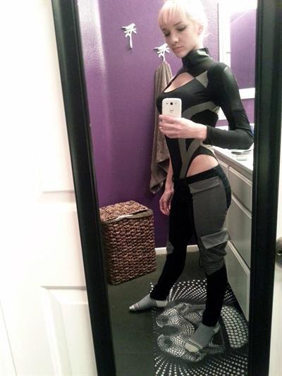 Lyz Brickley - Vladof Sickle Maya Cosplay