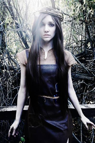 Lyz Brickley - Path of Exile Witch Cosplay