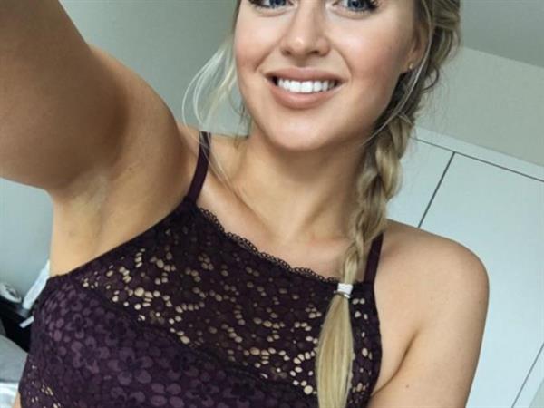 Iskra Lawrence taking a selfie