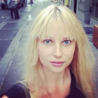 Genevieve Morton taking a selfie