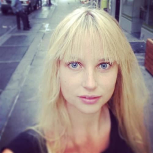 Genevieve Morton taking a selfie