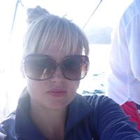 Genevieve Morton taking a selfie