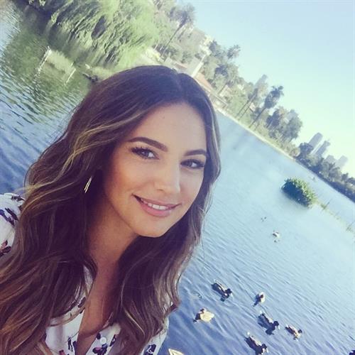 Kelly Brook taking a selfie