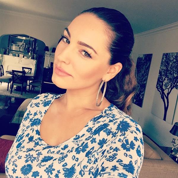 Kelly Brook taking a selfie