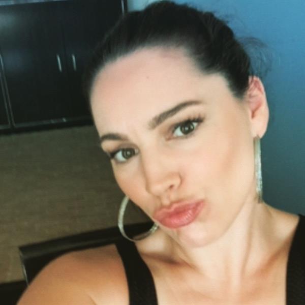 Kelly Brook taking a selfie