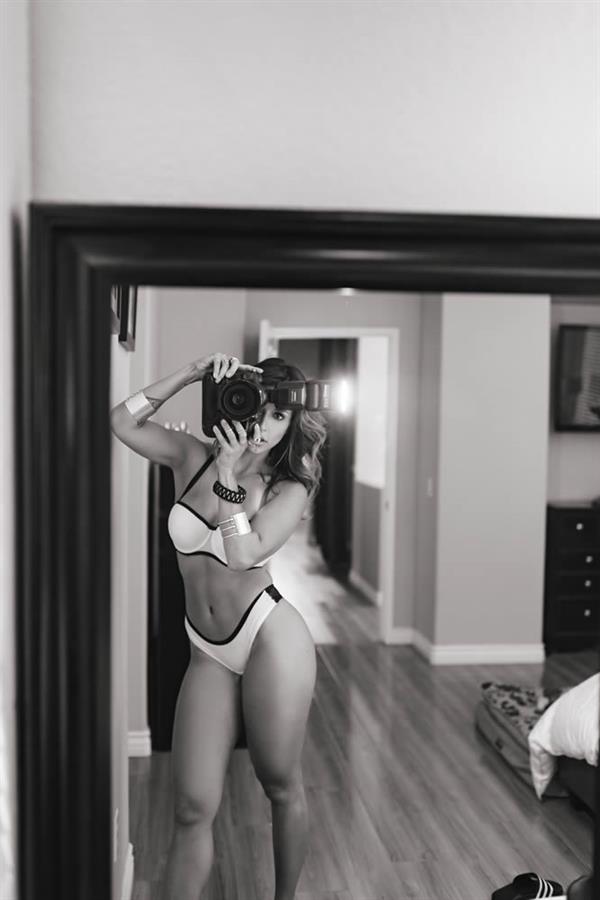 Tianna Gregory in lingerie taking a selfie