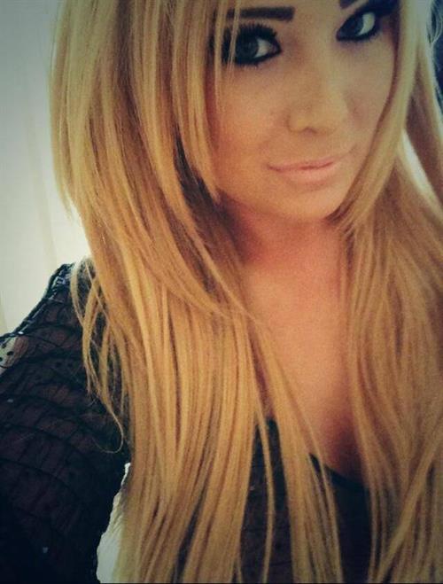 Charlotte Fox taking a selfie