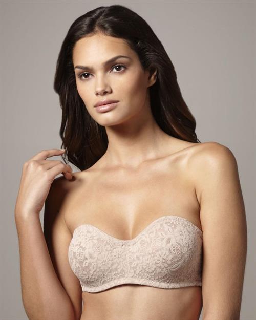 Lisalla Montenegro is a super hot model from Goias, Brazil.  She is wearing a strapless bra