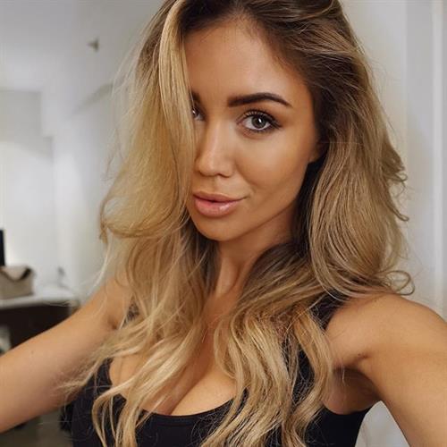 Pia Muehlenbeck taking a selfie