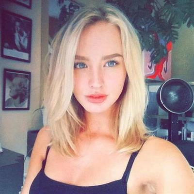 Jessica Stepanova taking a selfie