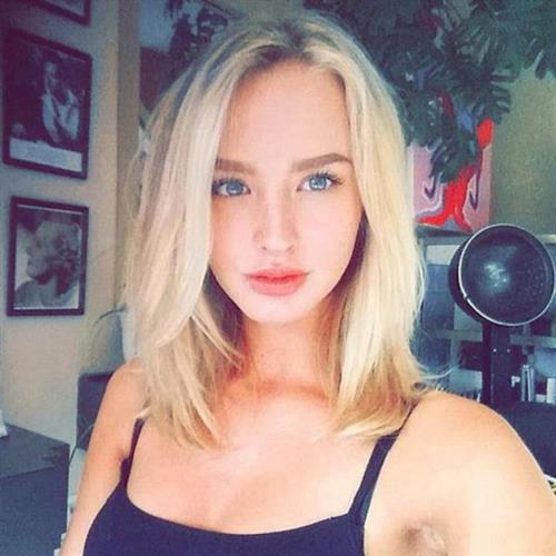 Jessica Stepanova taking a selfie